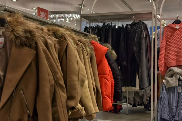 H & M company store during the pre-Christmas sale — Stock Photo, Image