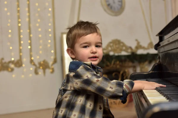 Mignon Petit Garçon Assis Sur Chaise Jouant Piano — Photo