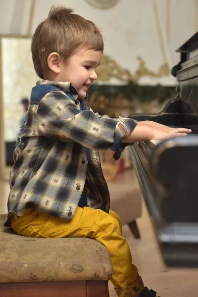 Menino Bonito Sentado Cadeira Tocando Piano — Fotografia de Stock