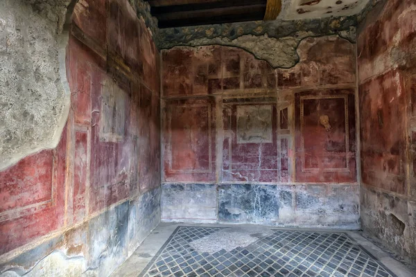 在庞贝城的一座古罗马小镇被毁的房子里作画 — 图库照片