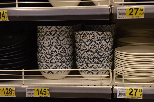 Russia Petersburg 2017 Plates Salad Bowls Shelf Supermarket — Stock Photo, Image