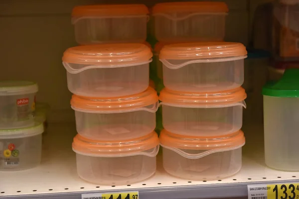 Plastic verpakkingen voor levensmiddelen in de supermarkt — Stockfoto