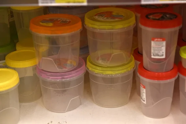 Plastic verpakkingen voor levensmiddelen in de supermarkt — Stockfoto