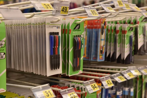 Schreibwaren vor Beginn des Schuljahres einkaufen — Stockfoto