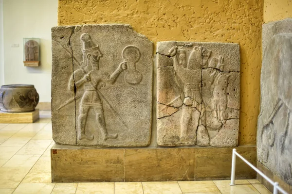 Németország, Berlin, 26,03,2015 a mezopotámiai art háború célja, hogy oly módon, hogy dicsőítsék az erős uralkodók és az isteni kapcsolat. Berlini Pergamon Múzeum. — Stock Fotó