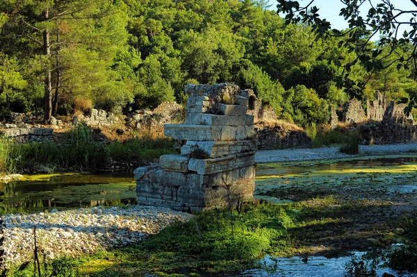 Ερείπια Της Εισόδου Της Αρχαίας Πόλης Του Ολύμπου Ανάμεσα Στα — Φωτογραφία Αρχείου