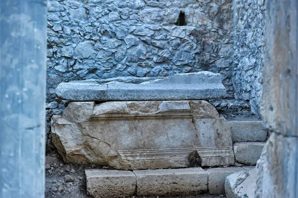 Ruinen des Eingangs der antiken Stadt Olympos inmitten der — Stockfoto