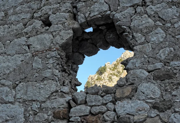 Ruinas de la entrada de la antigua ciudad de Olympos entre el t —  Fotos de Stock