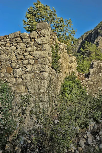 Ruiny vchodu starověkého města Olympos mezi t — Stock fotografie