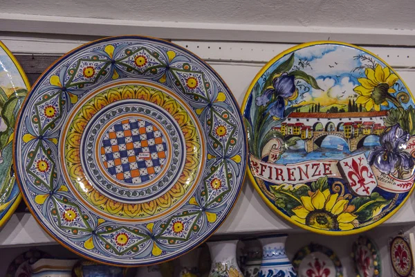 Italia, Firenze 04,01,2018 Vendita ceramiche fiorentine nel negozio d'arte — Foto Stock