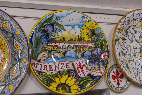 Italia, Firenze 04,01,2018 Ceramica fiorentina nel negozio d'arte f — Foto Stock