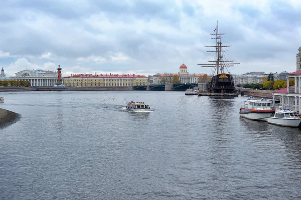 Rusia San Petersburgo 2013 Restaurante Flying Dutchman Barco Neva — Foto de Stock