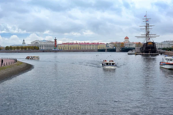 Ryssland Sankt Petersburg 2013 Restaurang Flygande Holländare Och Båtfartyg Neva — Stockfoto