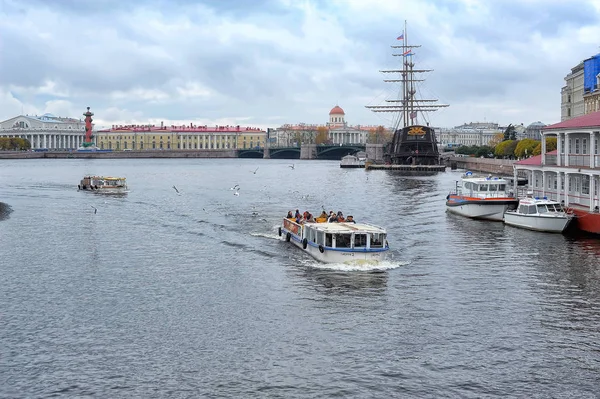 俄罗斯 圣彼得堡 2013年10月11日 飞行荷兰人 餐厅和Neva号客轮 — 图库照片