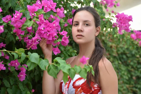 Beautiful Young Brunette Pink Flowers — Stock Photo, Image