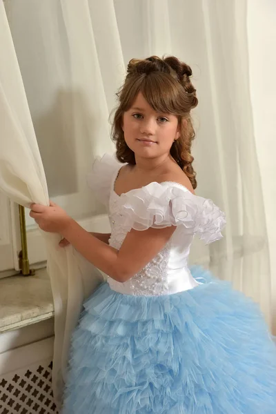 Молодая Красивая Девушка Ребенок Показывает Синее Платье — стоковое фото
