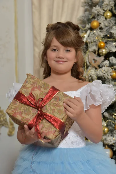 Молодая Принцесса Белом Голубым Элегантным Платьем Подарком Руках — стоковое фото