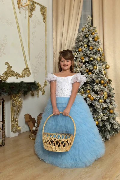 Mladá jemná dívka (dítě) ukazuje modré šaty — Stock fotografie