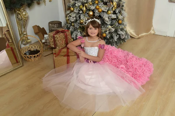 Молодая Принцесса Белом Розовым Элегантным Платьем — стоковое фото