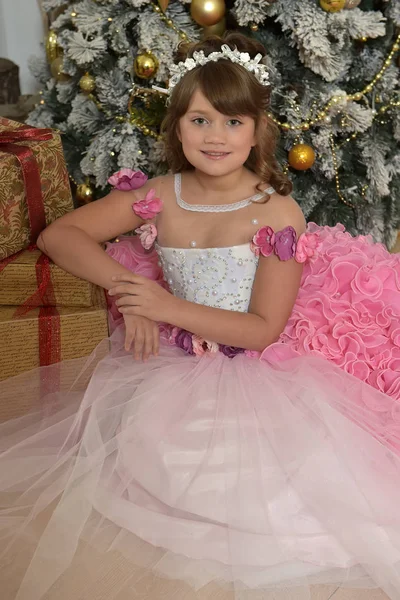 Молодая принцесса в белом с розовым платьем — стоковое фото