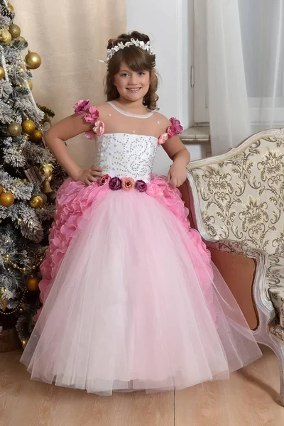 Junge Prinzessin in weiß mit rosa Kleid — Stockfoto