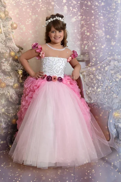 Jeune princesse en blanc avec robe rose — Photo