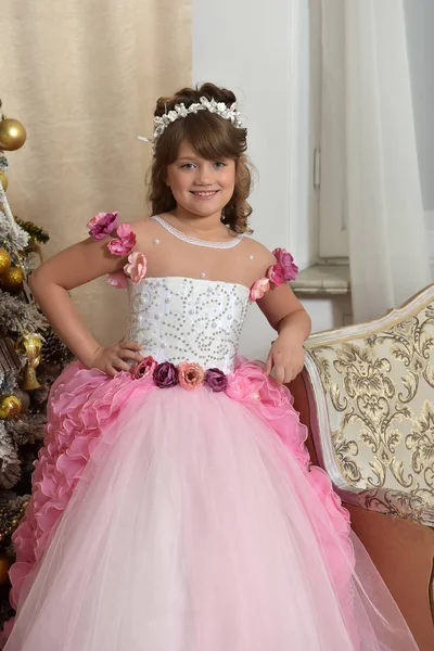 Junge Prinzessin Weiß Mit Rosa Elegantem Kleid — Stockfoto