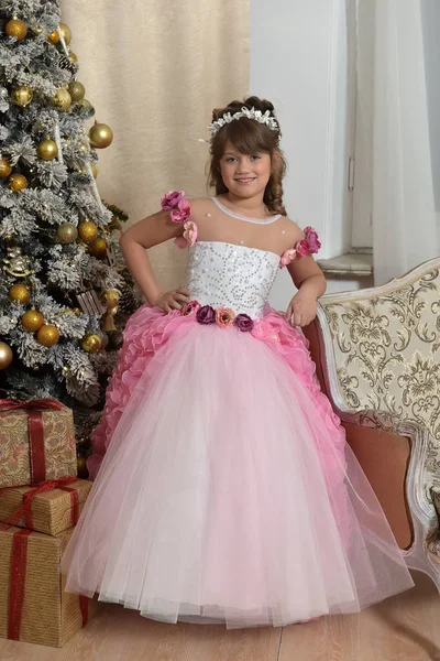 Junge Prinzessin Weiß Mit Rosa Elegantem Kleid — Stockfoto