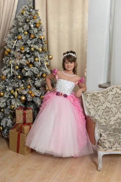 Junge Prinzessin in weiß mit rosa Kleid — Stockfoto