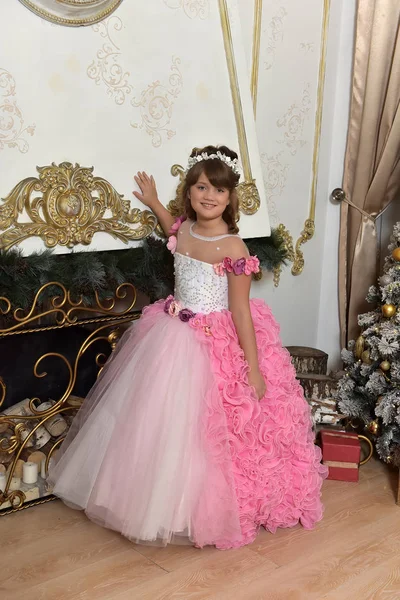 Jeune Princesse Blanc Avec Robe Élégante Rose — Photo