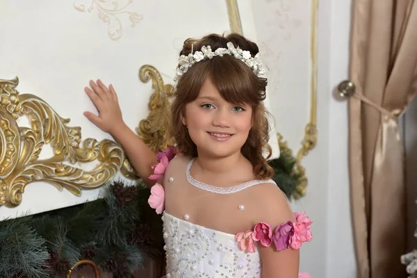 Jeune princesse en blanc avec robe élégante — Photo