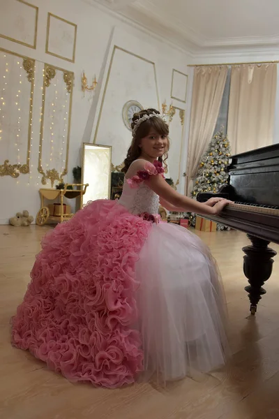 La joven princesa de blanco con un piano — Foto de Stock