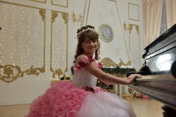 De jonge prinses in het wit met een piano — Stockfoto