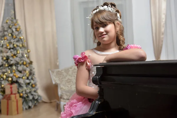 De jonge prinses in het wit met een piano — Stockfoto