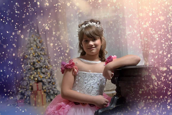 A jovem princesa em branco com um piano — Fotografia de Stock