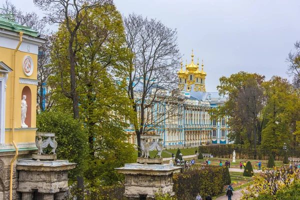 Las cúpulas de oro del Palacio de Catalina en un día de invierno en Pushki — Foto de Stock