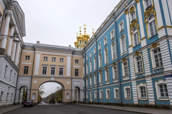 ST. PETERSBURG, RUSIA - 12.10.2016 Las cúpulas de oro del Palacio de Catalina en un día de invierno en Pushkin, San Petersburgo, Rusia . —  Fotos de Stock
