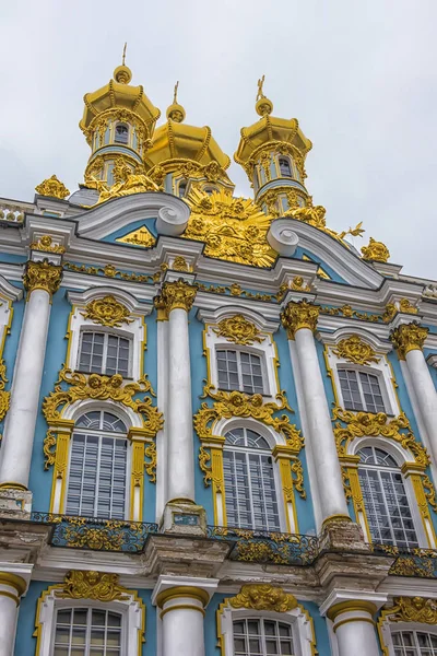 Las cúpulas de oro del Palacio de Catalina en un día de invierno en Pushki — Foto de Stock