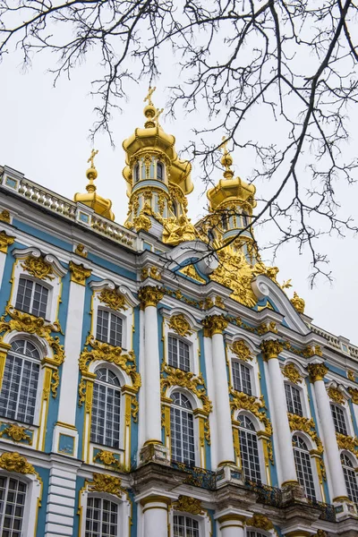 As cúpulas douradas do Palácio de Catarina em um dia de inverno em Pushki — Fotografia de Stock