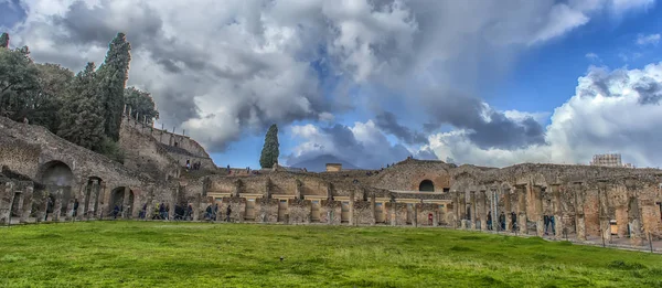 Italië, Pompei, 02,01,2018 ruïnes in Pompeii en in de achtergrond — Stockfoto