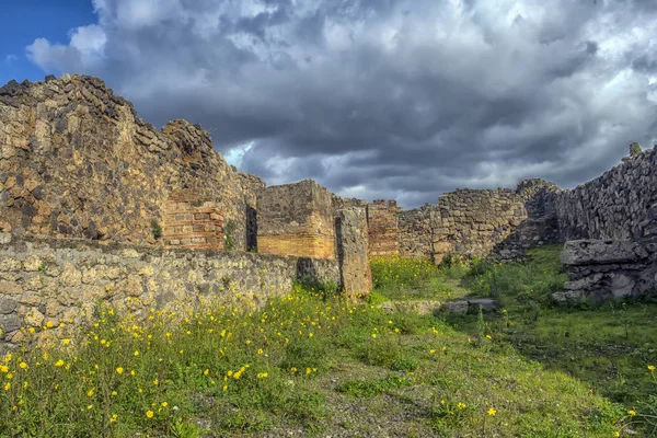 Itálie, Pompeje, 02,01,2018 ruiny v Pompejích a v pozadí — Stock fotografie