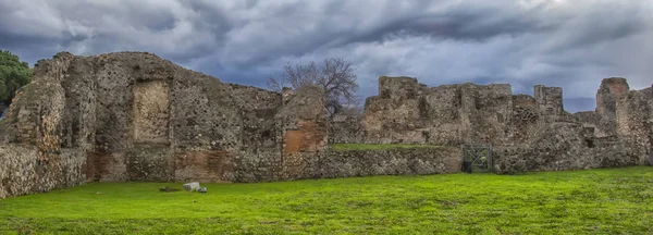 Италия, Помпей, 02,01,2018 Руины в Помпеях и на заднем плане — стоковое фото