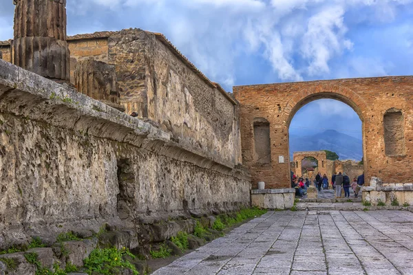 Italië, Pompei, 02,01,2018 ruïnes in Pompeii en in de achtergrond — Stockfoto