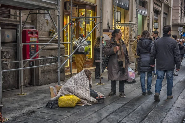 Mendigos nas ruas da cidade — Fotografia de Stock