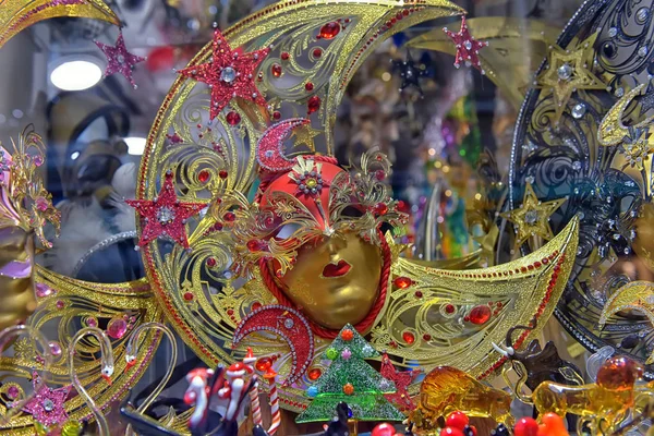 Máscaras venezianas para venda na loja de lembranças — Fotografia de Stock