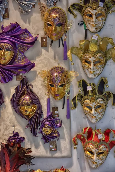 Venetiaanse maskers te koop in de souvenirwinkel — Stockfoto