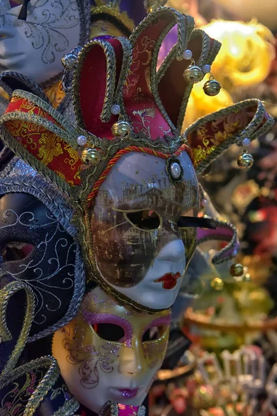 Продажа венецианских масок в сувенирном магазине — стоковое фото