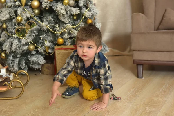 Маленький Брюнетка Мальчик Клетчатой Рубашке Возле Рождественской Елки Рождество — стоковое фото