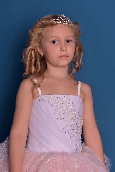 Menina Branco Com Vestido Rosa Diadema — Fotografia de Stock