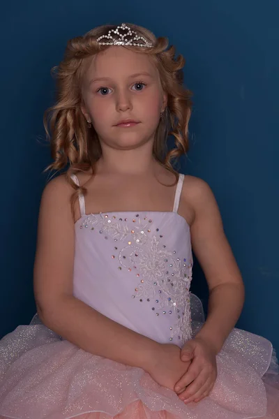 Menina Branco Com Vestido Rosa Diadema — Fotografia de Stock